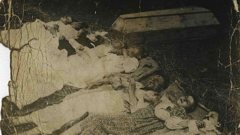 En polsk familie myrdet af den ukrainske oprørshær UPA i landsbyen Chobułtowa i 1943. Foto: Photo Gallery Volhynia Massacre