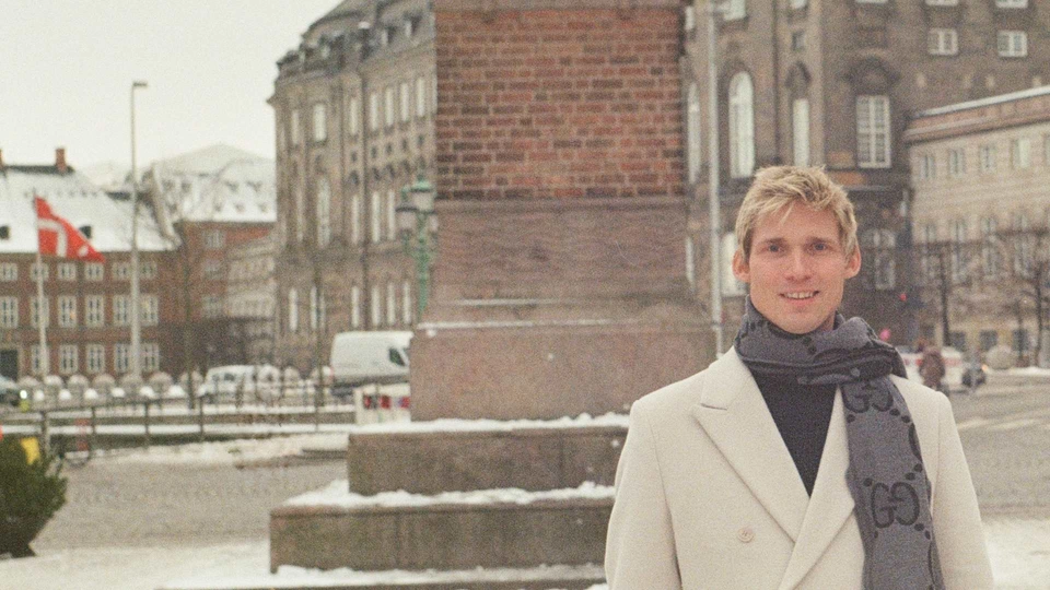Emil Salzer på Højbro Plads foran Christiansborg Slot. Foto: Viktoria Fuglsang Semenova. ZENIT AM-2 // KODAK GOLD 400 35MM.