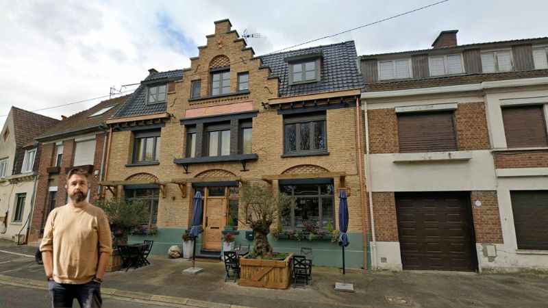 Julien Marissiaux er 43 år fra Morbecque, nær Hazebrouck i Nordfrankrig. Her er han sat ind i billedet foran cafeen Essentials, han åbnede i 2017. I maj etablerede han via Telegram-kanalen "Les Essentiels" og sloganet “Bloquons tout” – et opgør mod etableret politik og systemet. Hans ideologiske forbillede er humoristen og aktivisten Coluche, hvis portræt pryder caféen – et symbol på oprør, folkelighed og humor som drivkraft i protest.  Han holder sig bevidst ude af mediebilledet. I stedet kommunikerer han via livestreams på TikTok og telegramkanalen.